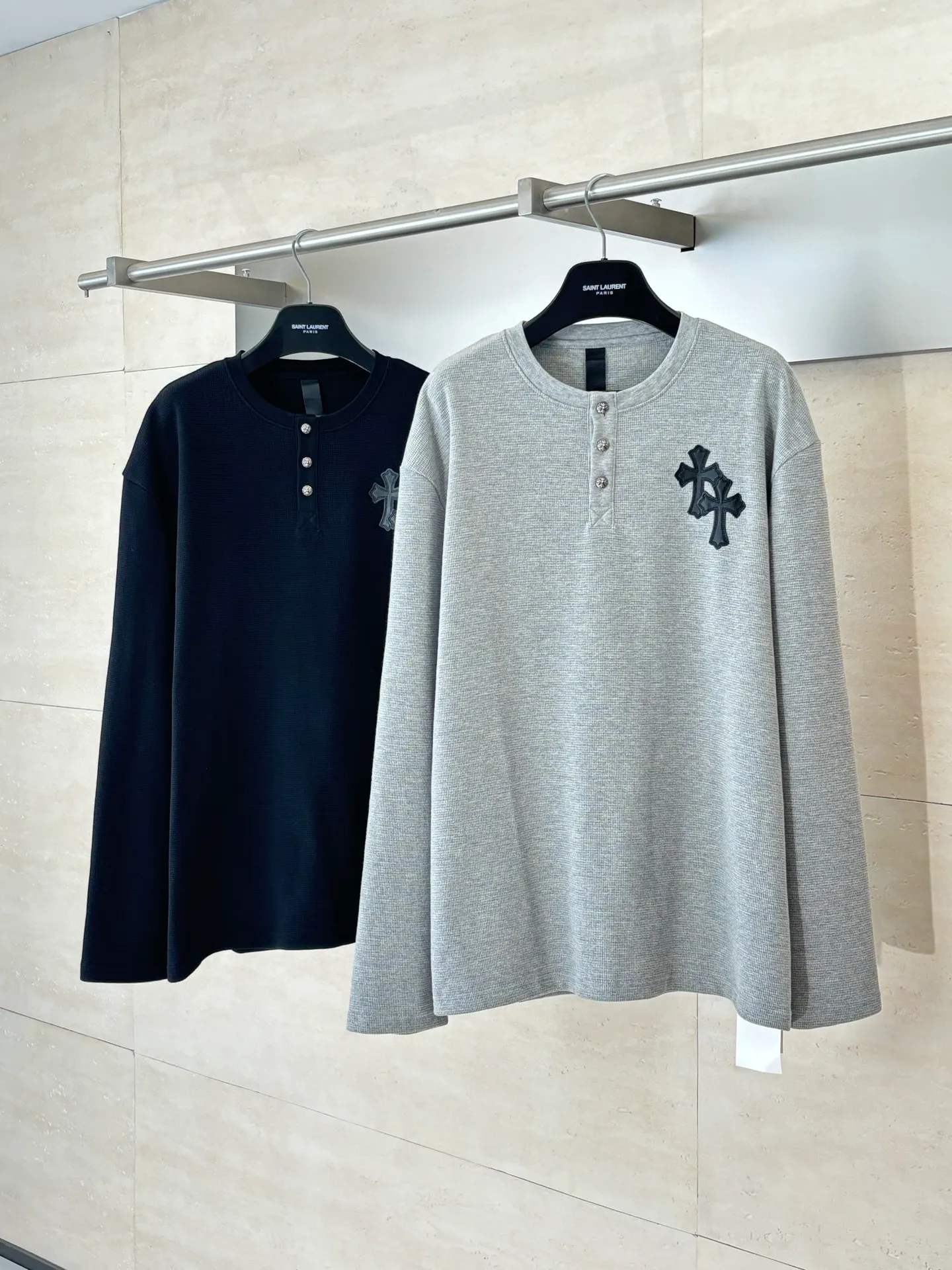 P400 Chrome Heart*/Chrome Heart 25 patchwork leather Henry collar waffle sweatshirt. The fabric is made of 350g cotton waffle double-layer material before washing (to distinguish between low-gram weight cut corners and non-pure cotton market products). The silver buckles and scrolls are made of antique bronze and real silver (the materials used have reached 300+ quality in the market). The leather label is still made of genuine imported lambskin. The most important thing is that the leather is hand-extended and stitched (the cost is high when it comes to manual work) in the fabric and hardware A lot of effort has been put into the craftsmanship. The highest quality in the market. The industry benchmark is only owned by a few people. Size: S/M/L